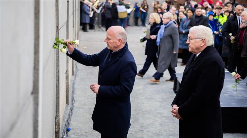 Wegner: Menschen vom Herbst 1989 zum Vorbild nehmen Rosen im Gedenken an die Maueropfer