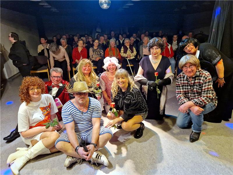 Weltstars auf der Bühne: Hitparade macht Halt in Wildemann Rosen zum Abschluss der Wildemanner Hitparade: Suzi Quatro, Helene Fischer, Zarah Leander und Co. treten im März noch zweimal im Gemeindehaus auf. Foto: Knoke
