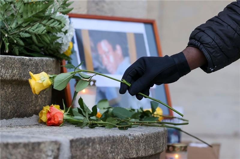 Fall Jalloh: Karlsruhe bestätigt Ermittlungseinstellung Rosen zum Gedenken an den am 7. Januar 2005 in einer Gewahrsamszelle des Polizeireviers ums Leben gekommenen Oury Jalloh (Archivbild).