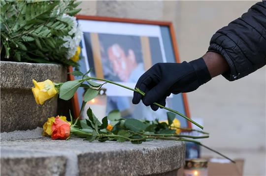 Rosen zum Gedenken an den am 7. Januar 2005 in einer Gewahrsamszelle des Polizeireviers ums Leben gekommenen Oury Jalloh (Archivbild).