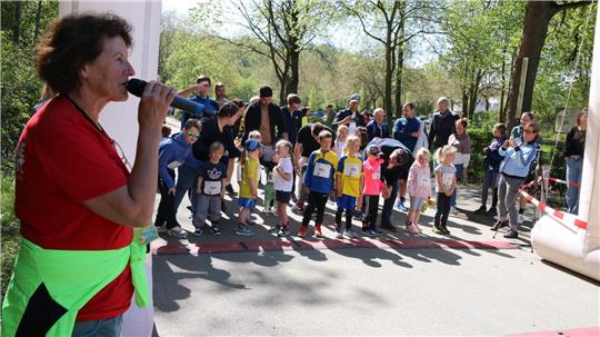  Läufer am Start werden von Rosi Brennecke anmoderiert.