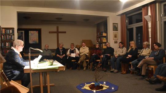 Rosita Busch (links) liest im evangelischen Gemeindehaus in Hahnenklee aus ihrem neuen Gedichtband vor.