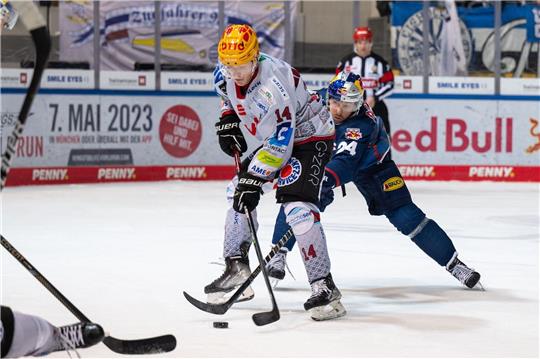 Ross Mauermann aus Bremerhaven und Jonathon Blum aus München im Zweikampf.
