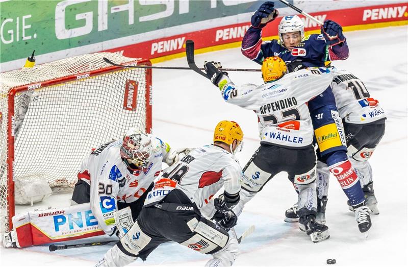 Eisbären gleichen hochklassige DEL-Finalserie aus Ross Mauermann (r) und Nicolas Appendino (3.v.r) von Pinguins Bremerhaven verteidigen das Tor.