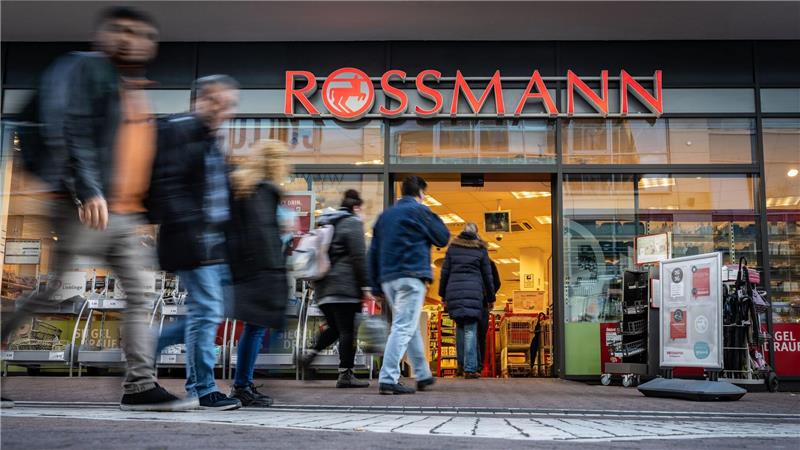 Rossmann gehört nach eigenen Angaben zu den größten Drogeriemarktketten in Europa – und sagt nun den klassischen Apotheken den Kampf an. (Archivbild)