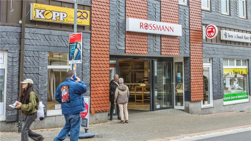 Das Bild zeigt Menschen vor der Rossmann-Drogerie in Clausthal-Zellerfeld.