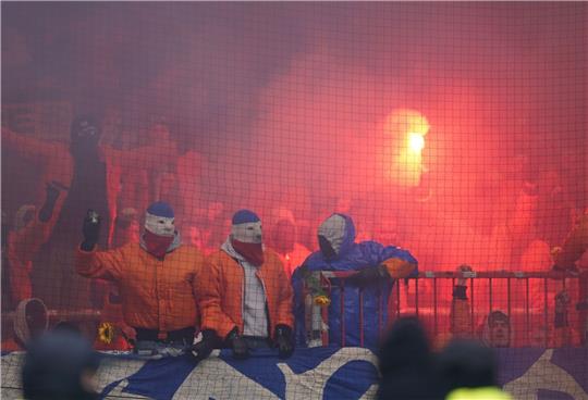 Rostocks-Fans brennen auf der Tribüne Feuerwerkskörper ab.