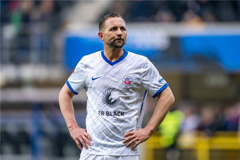 VfL Osnabrück holt Stürmer John Verhoek aus Rostock Rostocks John Verhoek steht enttäuscht vor den Fans.