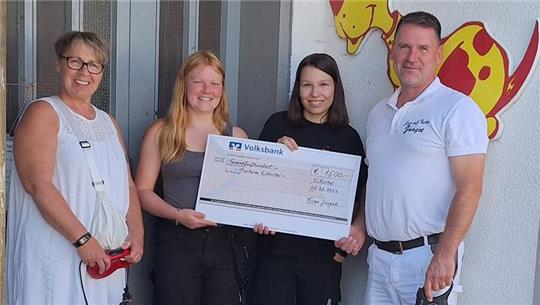 Roswitha (l) und Carsten Jüngst überreichen die Spende an Anna-Lena (2.v.l.) und Denise Thormann vom Tierheim.