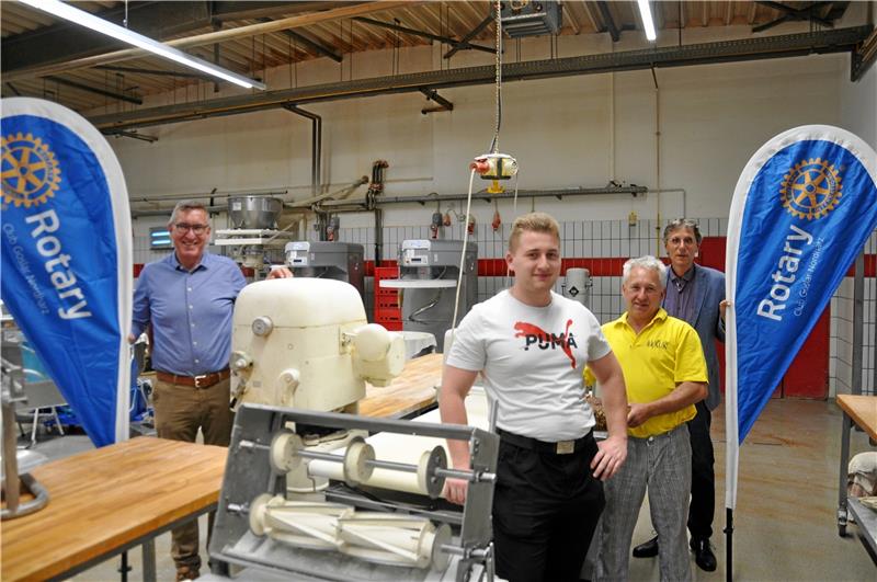 Handwerksmeister Tobias Rinn – der mit dem „Bäcker-Gen“ Rotarische Rückendeckung für eine Bäcker-Karriere: Bernd Giesel und Wolfgang Simon (re.) flankieren den designierten Preisträger Tobias Rinn (vorn) und dessen Lehrmeister Jürgen Braun in der Astfelder Backstube. Foto: Heine