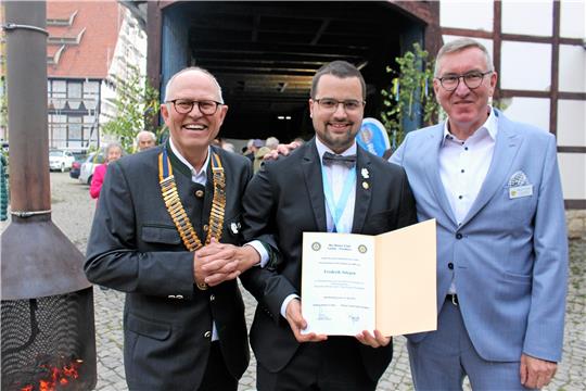 Rotary-Präsident Dirk Junicke (l.) und Stiftungsvorsitzender Bernd Giesel (r.) zeichnen Frederik Stiegen aus. Foto: Wendt