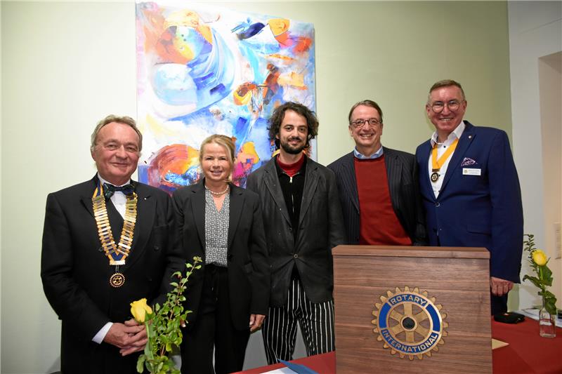 Alexander Iskin ist ein Botschafter für Goslar Rotary vergibt den Förderpreis an einen jungen Künstler (v.li.): Dr. Axel Koch (Rotary), Oberbürgermeisterin Urte Schwerdtner, Preisträger Alexander Iskin, Laudator Florian Haacke und Bernd Giesel (Rotary). Foto: Kempfer