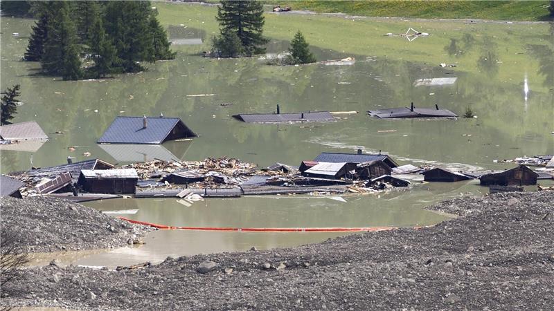 Rote Barrieren sollen Material zurückhalten, das den Abfluss der Lonza erneut verstopfen könnte. 
