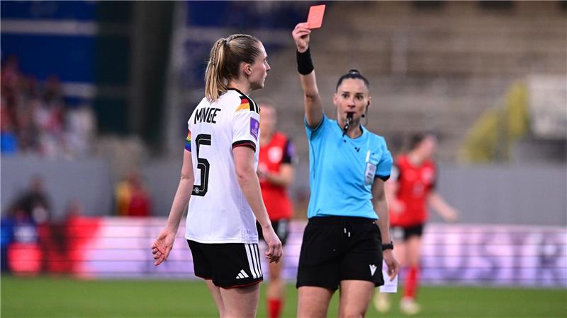 Rote Karte für DFB-Kapitänin Janina Minge beim 0:0 in Österreich.  