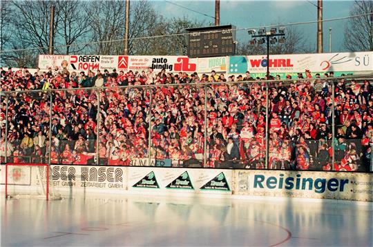 Rote Wand in Regensburg: 500 Harzer Fans begleiten ihr Team im Sonderzug in die Oberpfalz und bilden unter den 2500 Zuschauern einen stimmgewaltigen Farbtupfer. Foto: Heine