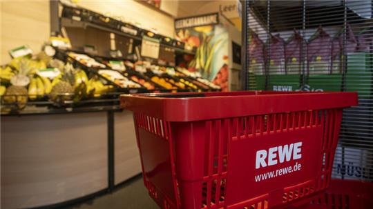 Roter Einkaufskorb in einem Rewe-Markt: So mancher Kunde lässt den Korb einfach mitgehen.