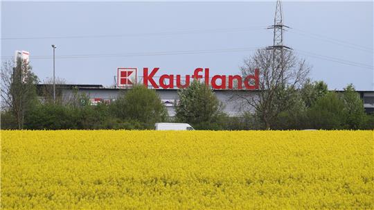 Roter Gruß über gelbem Feld: Seit einem Jahr ist der Kaufland-Markt in der Baßgeige-West angesiedelt.