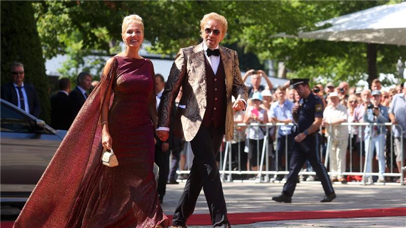 Roter Teppich und große Robe: Thomas Gottschalk und Karina Mroß. (Archivbild)