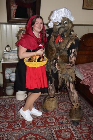 Rotkäppchen und der böse Wolf - Arm in Arm.