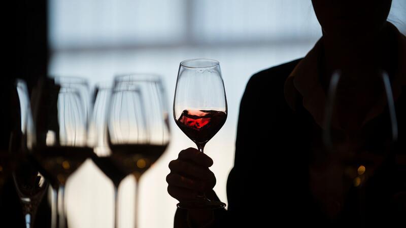 Hätten Sie’s gewusst? – 13 Fakten über Wein zum Mitreden Rotwein wird oft im Glas geschwenkt, damit Sauerstoff rankommt - das setzt Aromen frei.