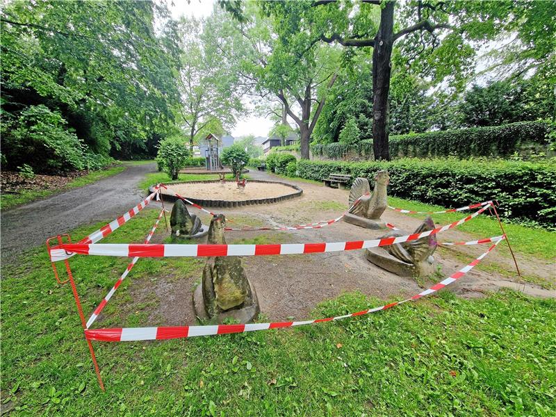 Die Hühner auf dem Goslarer Spielplatz sollen bleiben Rotweißes Absperrband, striktes Kontaktverbot: Was machen die Steinhühner an der Thomasstraße nach gefühlt 50 Jahren anders als früher? Fotos: Schlimme