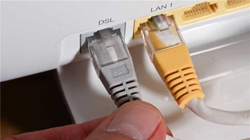 Wenige Kunden, hohe Kosten: Es kriselt in Glasfaser-Branche Router mit DSL-Kabel: DSL ist zwar eine alte, aber noch immer dominante Technologie am deutschen Internetmarkt.