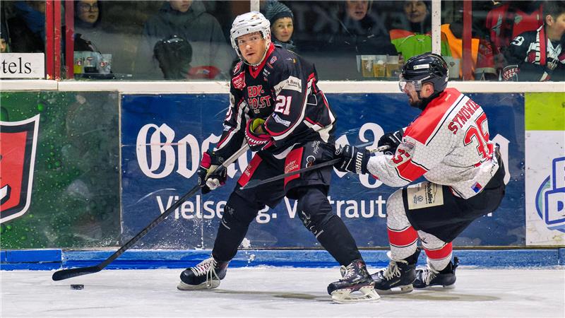 Routinier Jakub Wiecki wird auch in der kommenden Saison mit der Trikotnummer 21 für die Harzer Falken in der Eishockey-Regionalliga auflaufen. Der 36-Jährige steht damit im siebten Jahr in Folge bei den Braunlagern unter Vertrag.