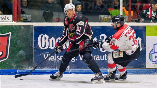 Routinier Jakub Wiecki wird auch in der kommenden Saison mit der Trikotnummer 21 für die Harzer Falken in der Eishockey-Regionalliga auflaufen. Der 36-Jährige steht damit im siebten Jahr in Folge bei den Braunlagern unter Vertrag.