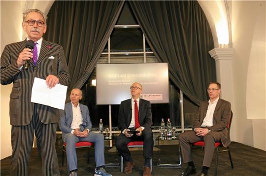 Routinierter PR-Profi: Klaus Kocks, verantwortlich für das Goslar-Institut, begrüßt die Gäste während des Verkehrsgerichtstages zu einem Fachgespräch, dem Goslar-Diskurs, im Kloster Wöltingerode.  Foto: Stade