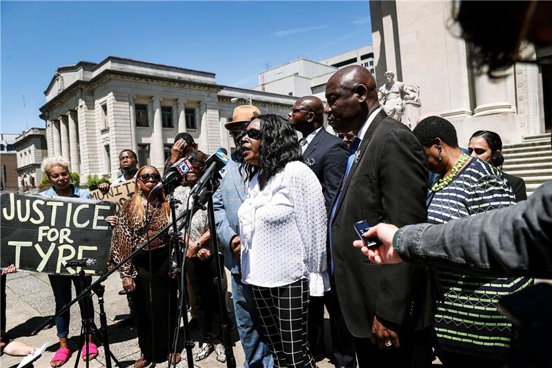 Tyre Nichols durch Gewalt bei US-Polizeieinsatz getötet RowVaughn Wells (M), Mutter von Tyre Nichols, spricht während einer Pressekonferenz.