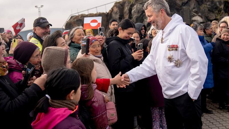 Royaler Besuch auf größter Insel der Erde: Dänemarks König Frederik X. ist in dieser Woche in Grönland zu Gast.