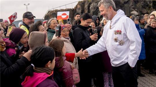 Royaler Besuch auf größter Insel der Erde: Dänemarks König Frederik X. ist in dieser Woche in Grönland zu Gast.
