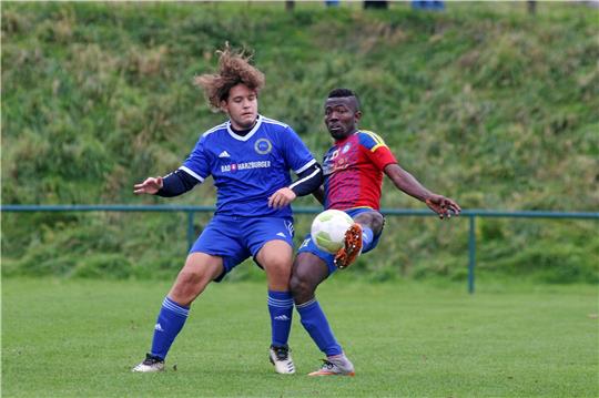 Rrezart Tahiri (li.) von der Zweiten der TSG Bad Harzburg bedrängt den Okeraner Mamou Dou Diaby. Am Ende heißt es 1:1 im Verfolgerduell der Staffel 1. Foto: Gietemann
