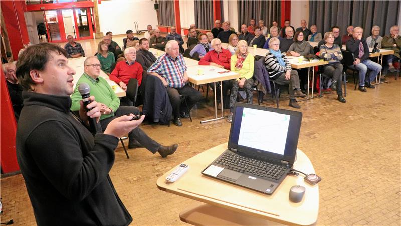 Ruben Max Garchow, Leiter der Unteren Naturschutzbehörde, präsentiert vor viel Publikum die Ergebnisse der Artenerhebung auf der Werla.