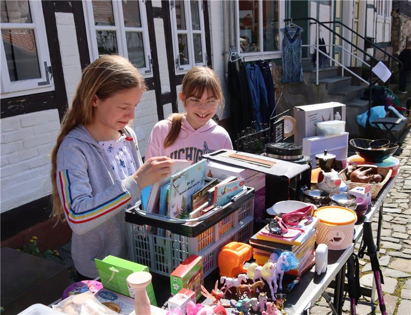 Trödelmeile wird zum Magnet für Hornburg Ruby Evans (li.) und Lana Kozlik freuen sich über die doch recht guten Einnahmen. Schon am Vormittag ist der Stand gut besucht. Foto: Neddermeier