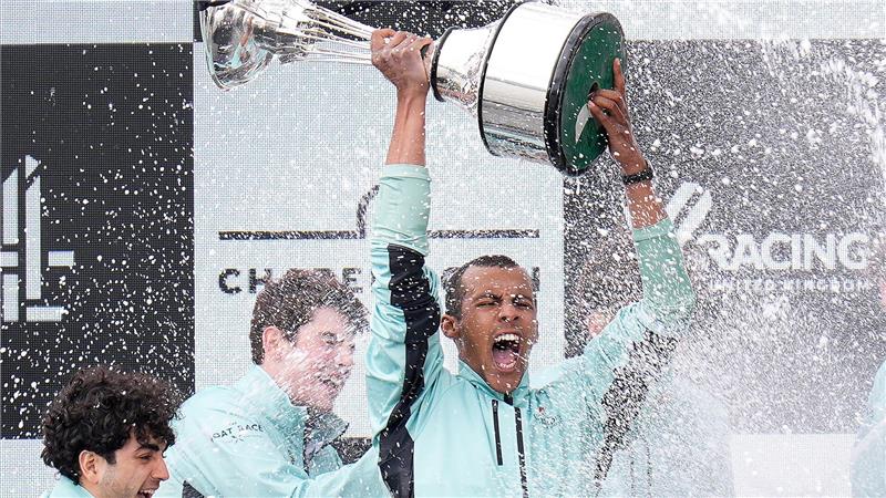 Rudern: Boat Race, traditionelles Rennen zwischen Oxford und Cambridge.  Das Männerteam von Cambridge jubelt mit der Trophäe über den Sieg.