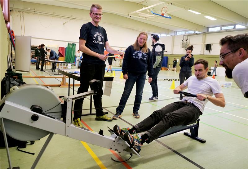 Tag des Hochschulsports mit Winterspielen Rudern für den Sieg, schnell und kraftvoll.