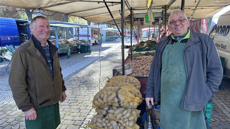 Schmiedestraße für Fußgänger gesperrt: Was sagen die Anlieger? Rudi Hoffmeister (l.) und Frank Biedehorn können nur noch mühsam lächeln. Ihre Wochenmarktstände werden wegen der Baustelle nicht mehr von Kundschaft überrannt.