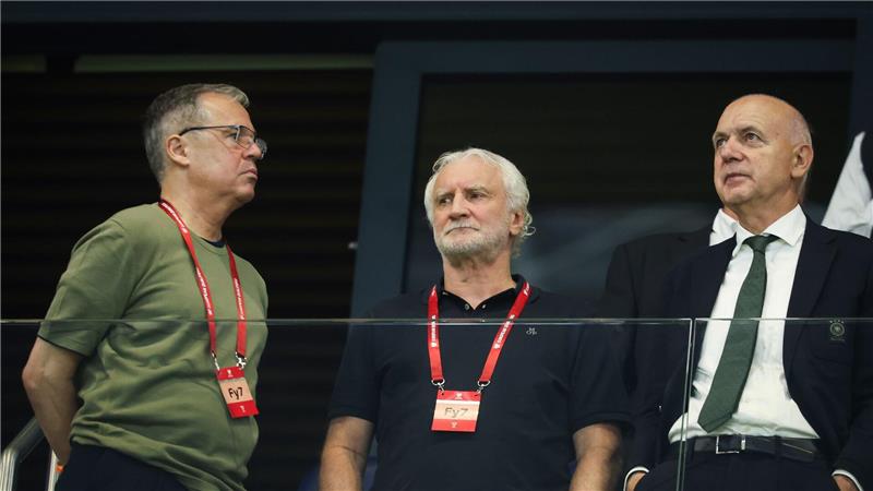 Rudi Völler (M.) kennt die Gefahren, die in den WM-Playoffs lauern.