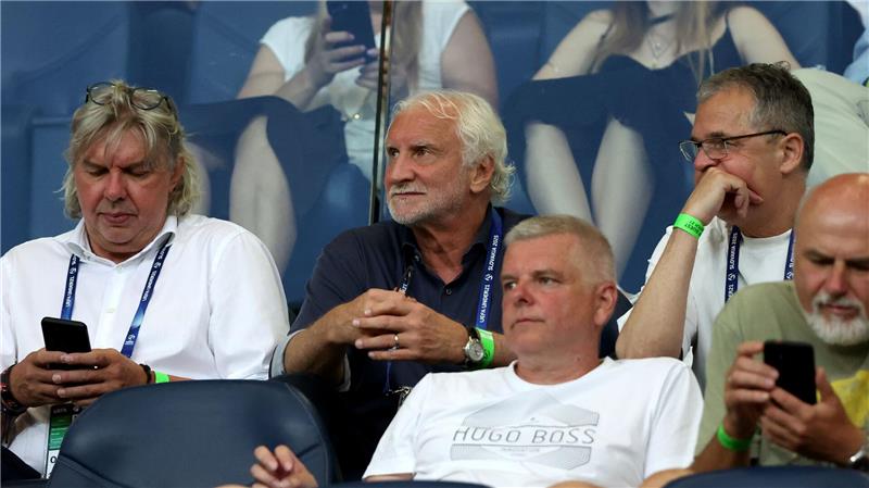 Rudi Völler (M) tippt auf einen Sieg gegen England.