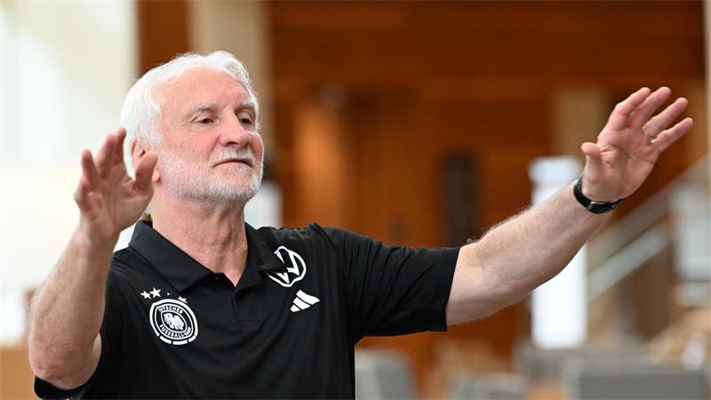 „Messer am Hals“: Paraguay-Plan mit Gerangel im Mittelkreis Rudi Völler zerstreut vor dem ersten K.-o-Spiel die Zweifel am Erfolg der DFB-Elf.