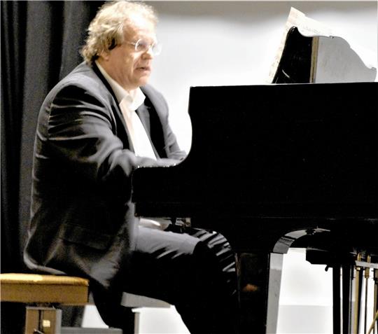 Rudolf Meister am Flügel: Sein Programm für das Eröffnungskonzert der Internationalen Klaviertage enthält Werke von vier Komponisten. Foto: Dürich