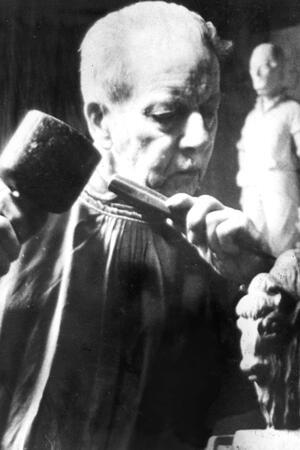 Der Goslarer Bildhauer Rudolf Nickel und seine Karsperl-Puppen Rudolf Nickel bei der Arbeit in seiner Werkstatt in der Mauerstraße 31.