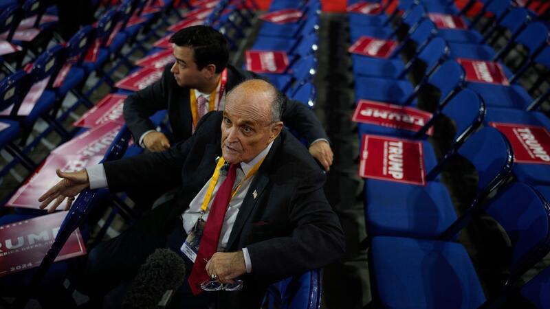 Trump-Verbündeter Giuliani stürzt bei Republikaner-Parteitag Rudy Giuliani ist ein enger Verbündeter von Donald Trump - beide Republikaner stammen aus New York.