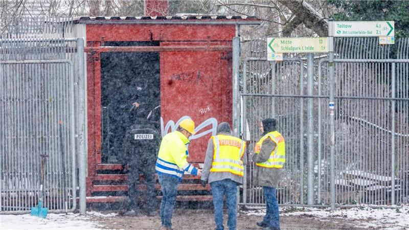 Rückblick: Einsatzkräfte der Polizei stehen im Januar an der Brandstelle einer Kabelbrücke vor dem Kraftwerk Lichterfelde am Teltowkanal. (Archivbild)