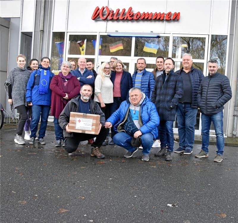 Rückblick: Im April 2022 war ein Abgeordneter aus der ukrainischen Stadt Ternopil in Goslar, um medizinische Hilfsgüter abzuholen. Das Team Im Schleeke 100 packt seit März 2022 kräftig an für Menschen in Not. In der Mitte (stehend) Dr. Christine Rose, unten links Yarek Futerko, der unermüdlich Transporte bis in die Kriegsgebiete bringt. Archivfoto: Hartmann