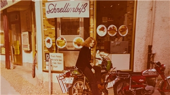 Eine Ära geht zu Ende: Harzer Kultimbiss schließt nach 48 Jahren Rückblick auf Heidis Schnellrestaurant im Jahr 1977: Wer kennt diese Frau?