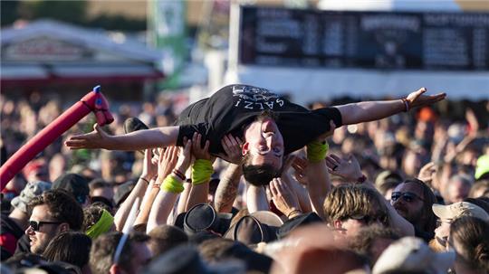 Rückblick auf das Festival in 2024: Björn aus Goslar lässt sich von der Menge tragen.