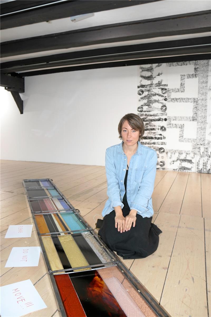 Natur und Kunst: Ausstellung im Goslarer Mönchehaus Rückblick auf den Aufbau der Ausstellung, hier: Daria Koltsova. Fotos: Hartmann