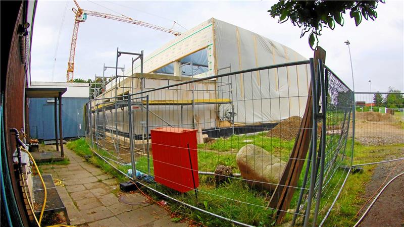 Rückblick drei: Anfang September 2023 wird Richtfest im Regen gefeiert.